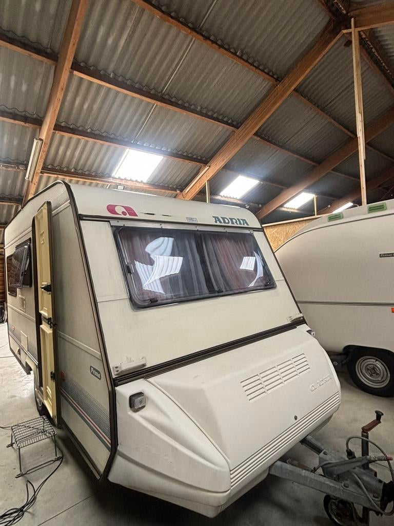Leuke beginners caravan Adria caravan met voortent, Caravans en Kamperen, Caravans, Rondzit, Bedrijf, 750 - 1000 kg, Schokbreker