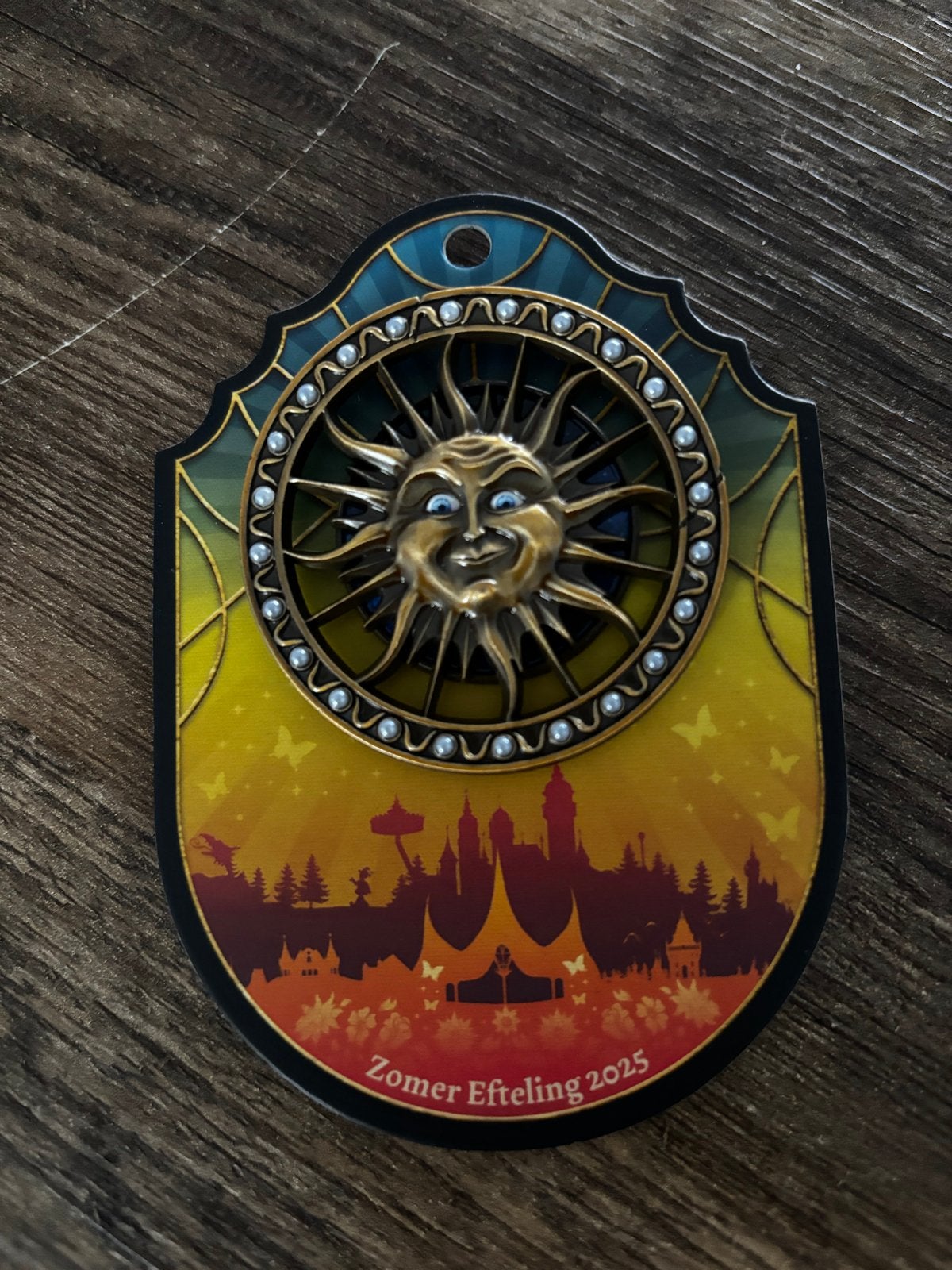 Efteling Zomer 2025 Pin - Lachende Zon, Verzamelen, Efteling, Ophalen, Nieuw, Button of Speldje