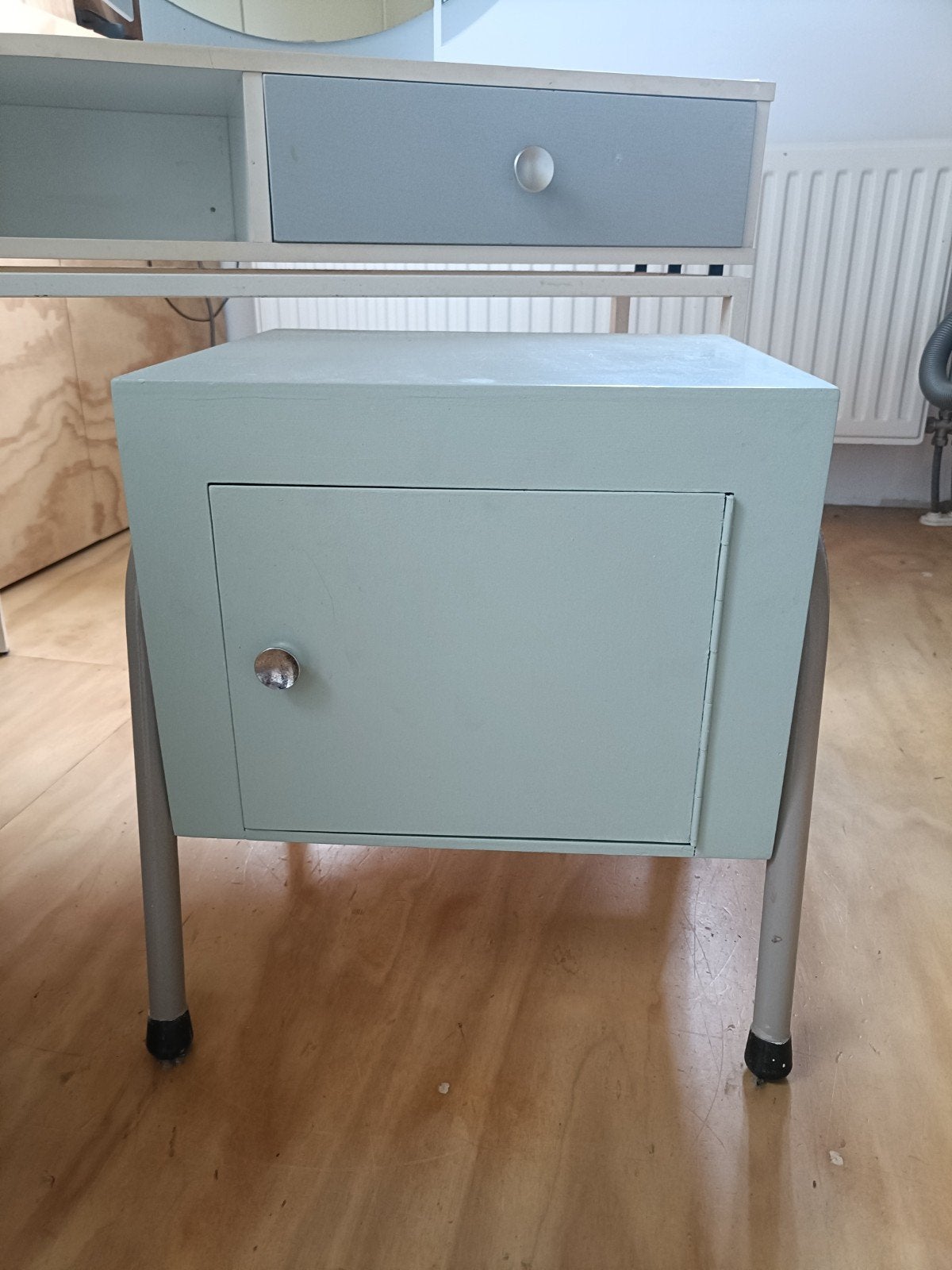 Nachtkastje met deurtje - Gebruikt maar intact, Huis en Inrichting, Slaapkamer | Nachtkastjes, Ophalen, Gebruikt, Minder dan 45 cm