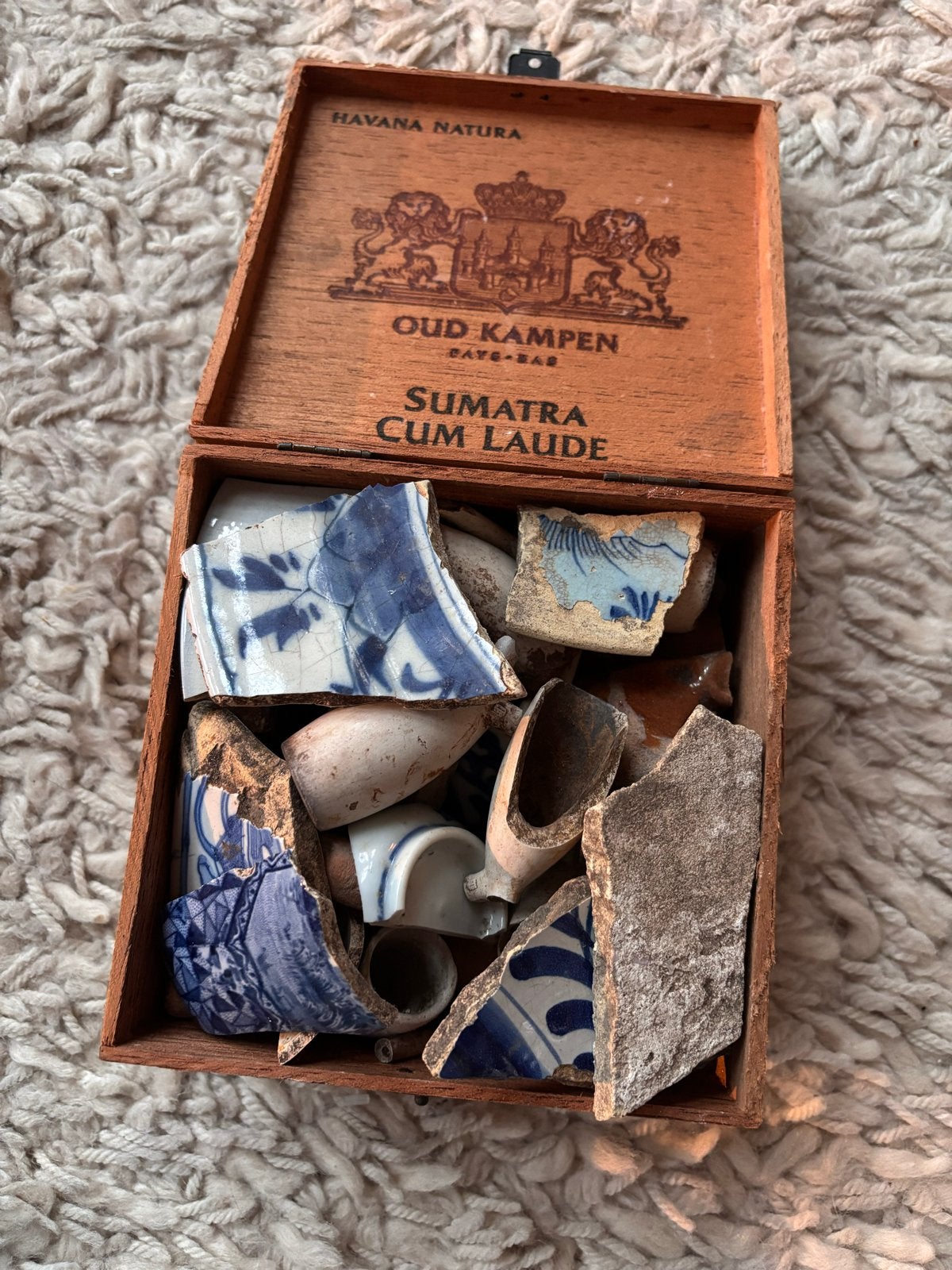 Lot bodemvondsten / antieke scherven in sigarenkistje, Antiek en Kunst, Ophalen of Verzenden