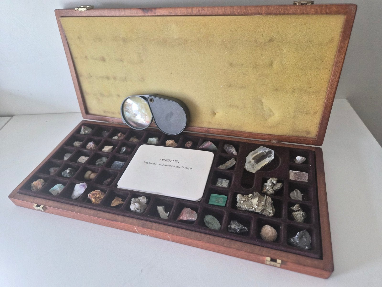 edelstenen en mineralen doos, Verzamelen, Complete verzamelingen en Collecties, Ophalen of Verzenden