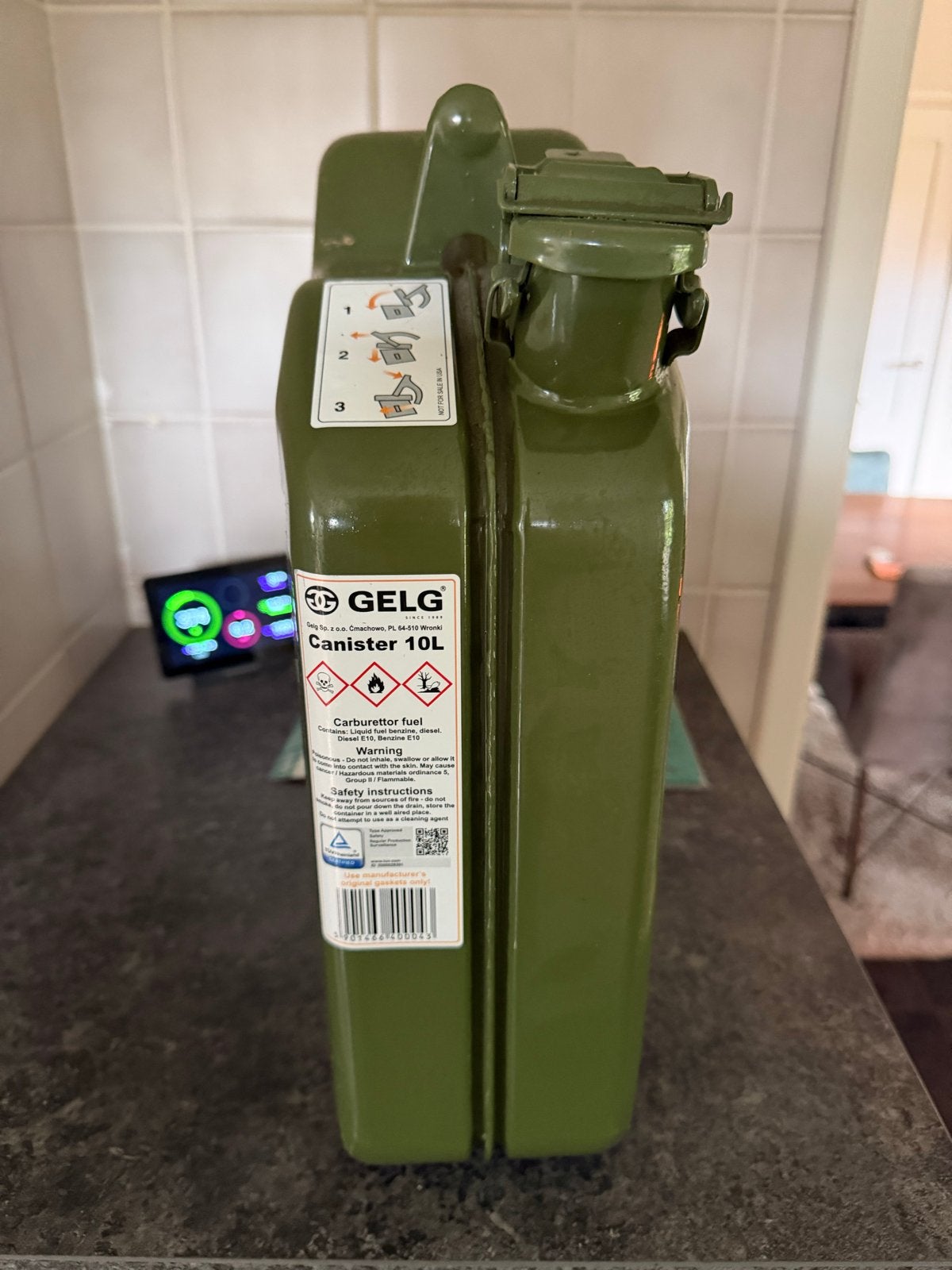 Foto 2 van GELG Brandstof Jerrycan 10L - Olijfgroen