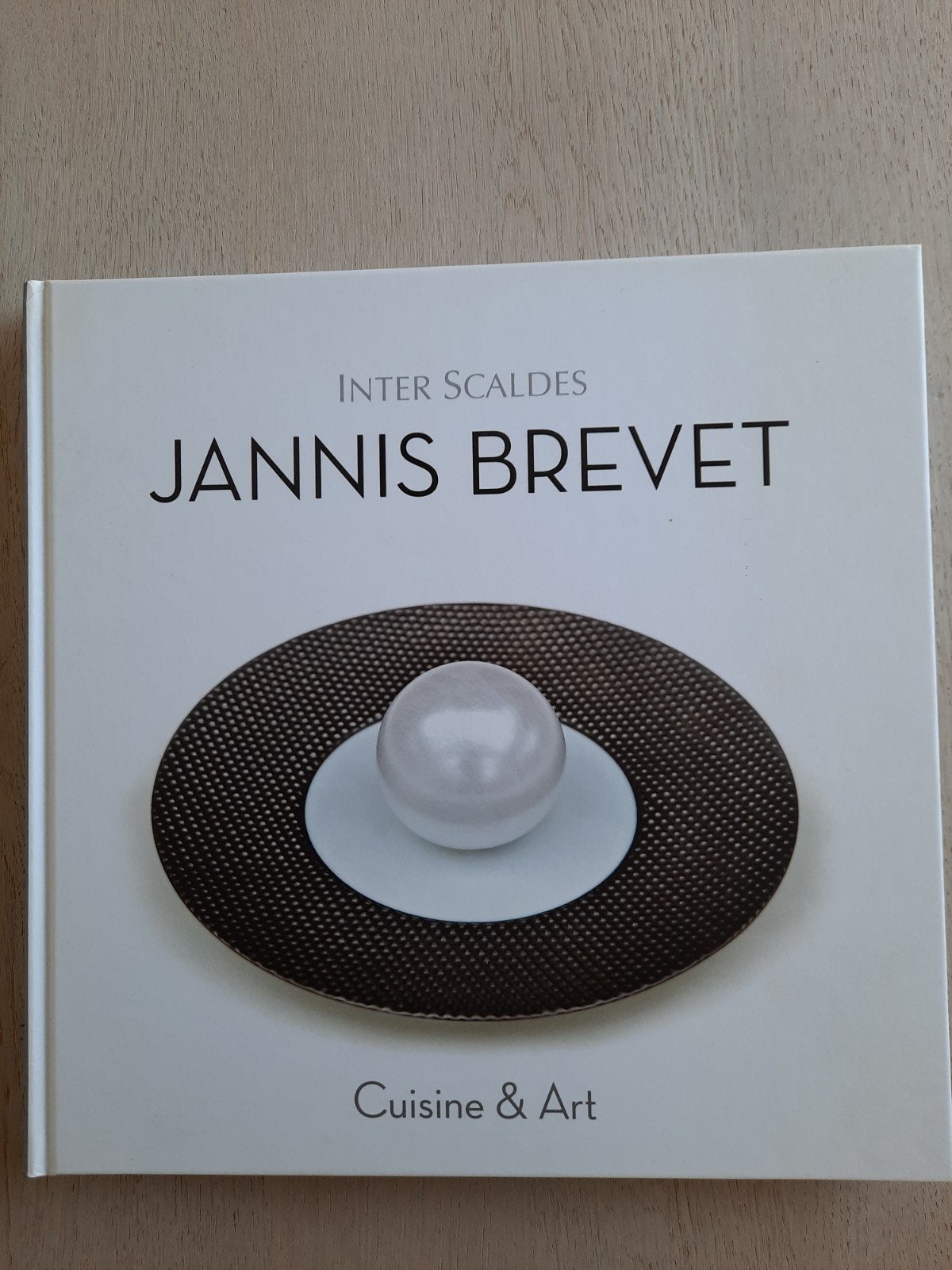 INTER SCALDES - JANNIS BREVET

Gesigneerd en met menukaart, Boeken, Kookboeken, Ophalen of Verzenden, Zo goed als nieuw