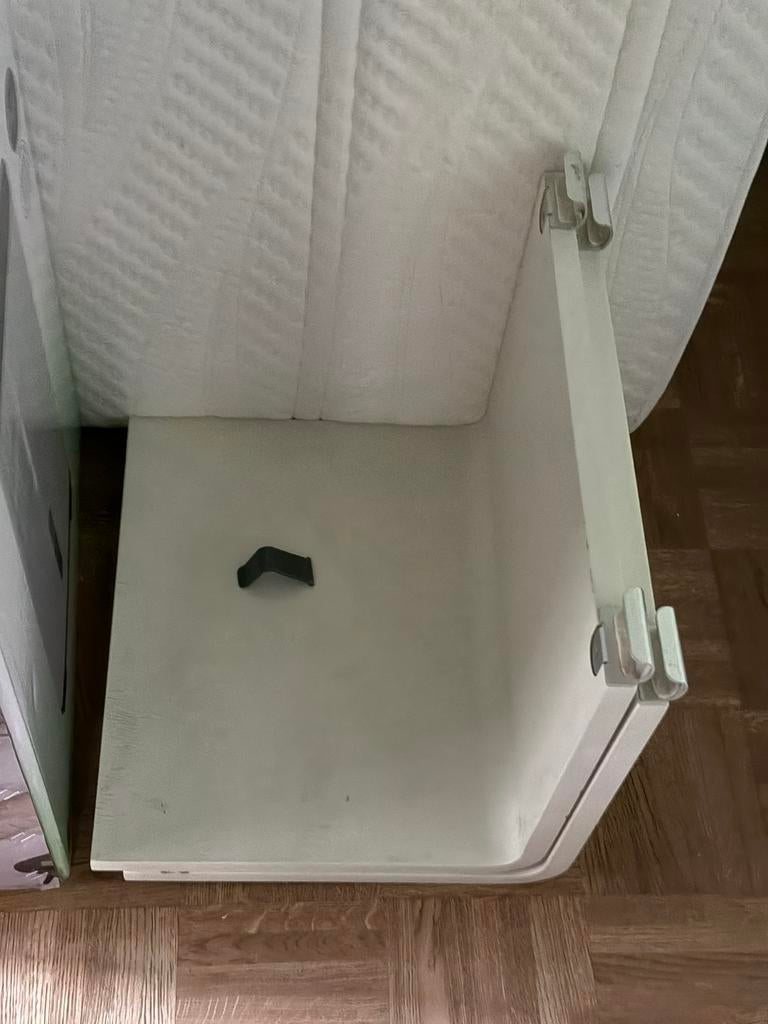 Nachtkastjes / Bedtafel auping au ronde wit., Ophalen