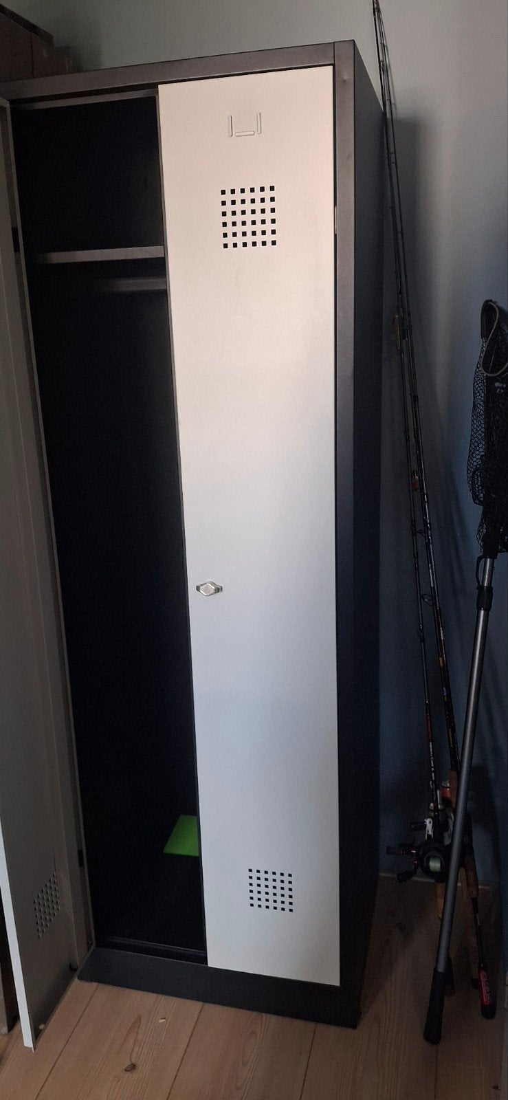 Foto 4 van Metalen locker / kledingkast met legplanken