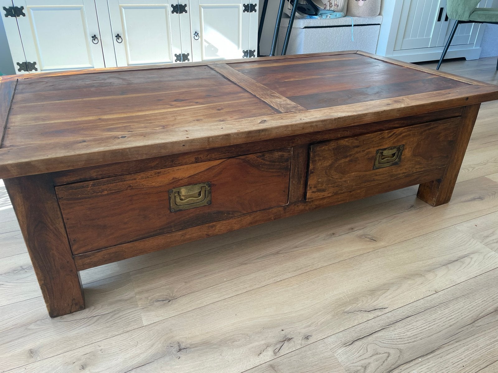 Massief houten salontafel met lades, Ophalen, Gebruikt, 100 tot 150 cm, Overige houtsoorten