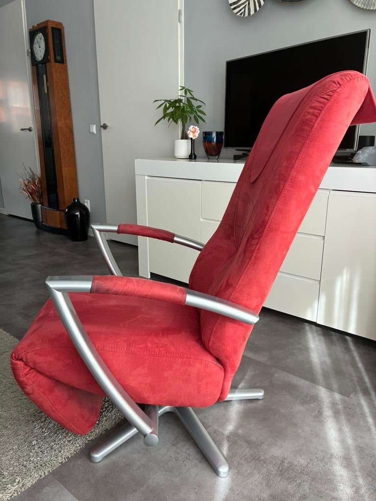 Fauteuil met relax stand en draai functie in een rode kleur, Huis en Inrichting, Fauteuils, Ophalen, 75 tot 100 cm, Zo goed als nieuw