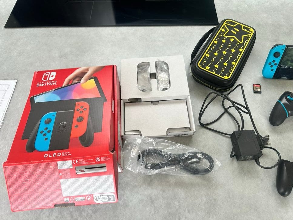 Nintendo Switch OLED - Zo goed als nieuw met accessoires, Met games, Met 2 controllers, Zo goed als nieuw, Switch OLED