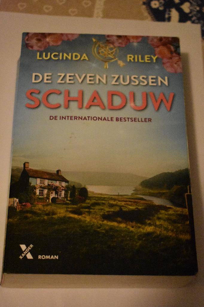 2 boeken van Lucinda Riley/storm & schaduw uit de 7 zussen, Boeken, Ophalen of Verzenden, Zo goed als nieuw, Lucinda Riley