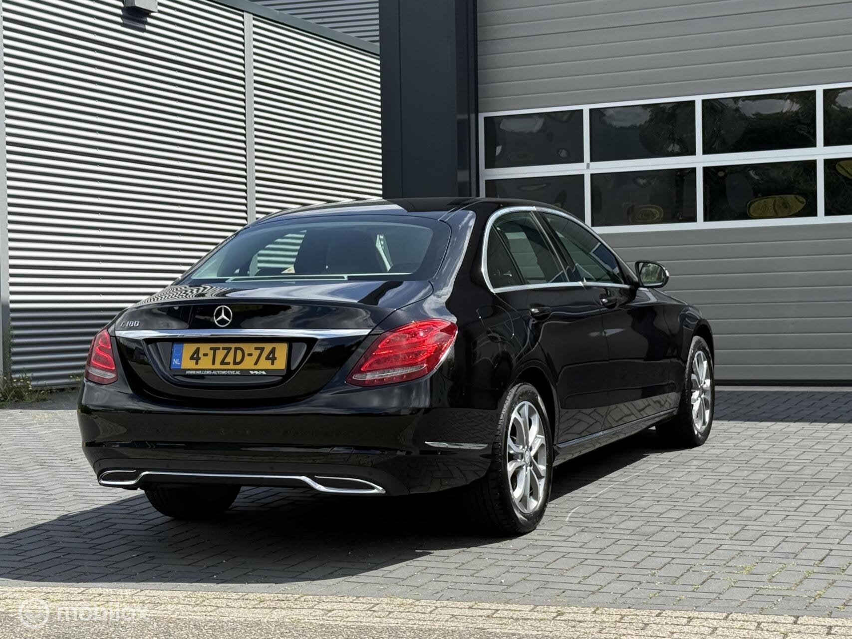 Mercedes C-klasse 180 Ambition Automaat / Led, Auto's, 1800 kg, Euro 6, Leder en Stof, Zwart