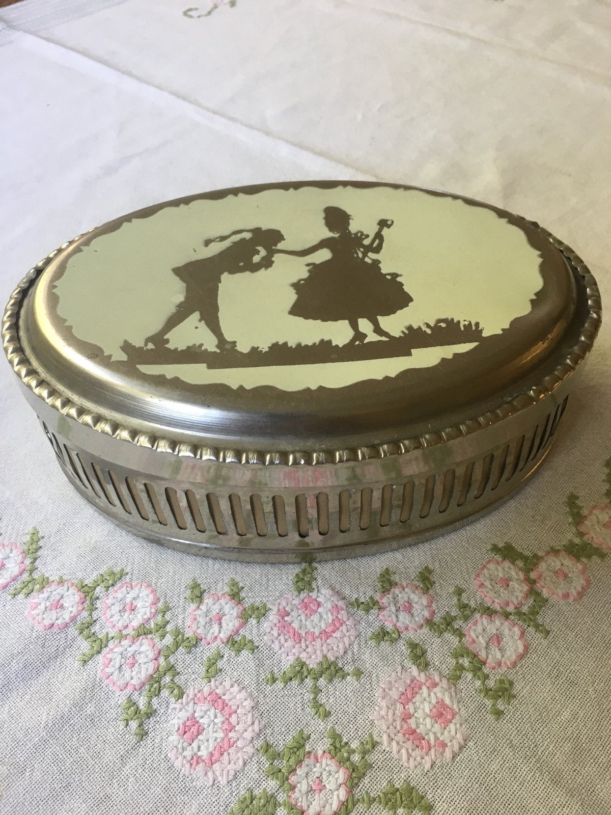 Vintage Ovaal Pommander Blik met Romantische Afbeelding., Ophalen of Verzenden