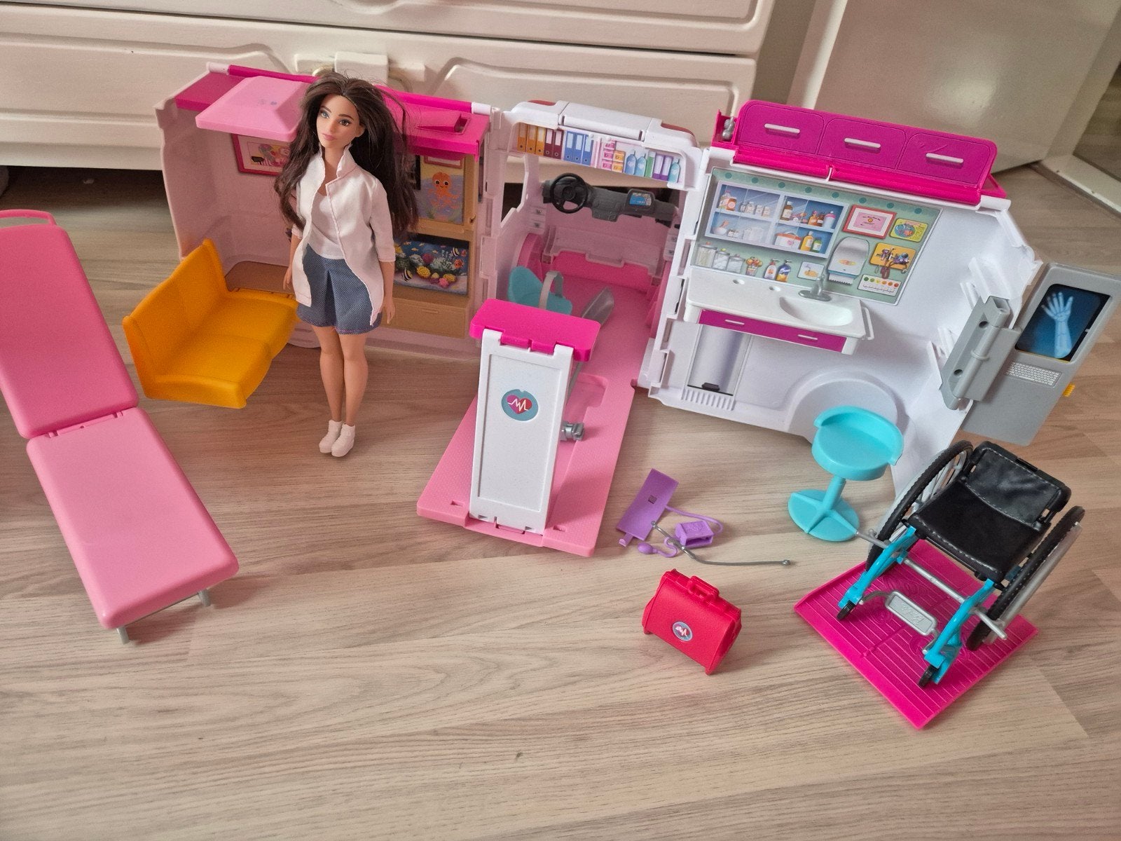 Barbie Mobiele Kliniek Ambulance met Barbiepop, Ophalen of Verzenden, Zo goed als nieuw