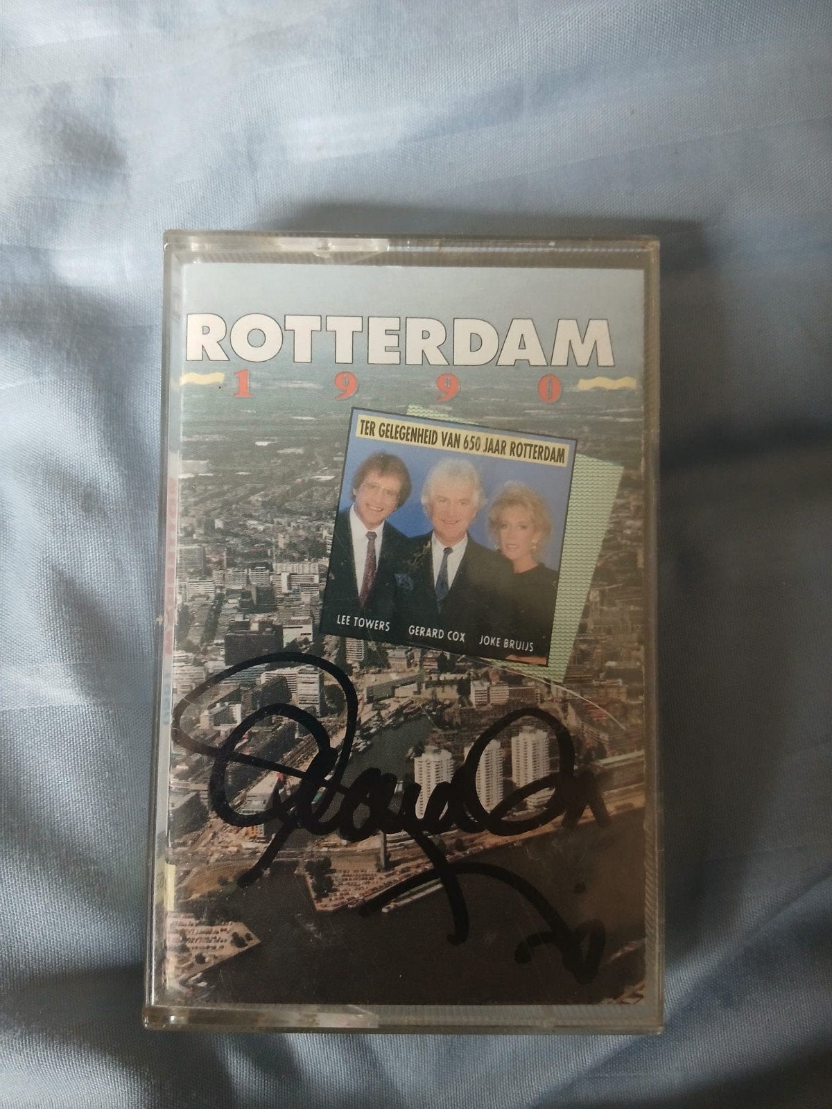 Cassette Rotterdam 1990 gesigneerd door gerard coc, Ophalen of Verzenden, Gebruikt, 1 bandje