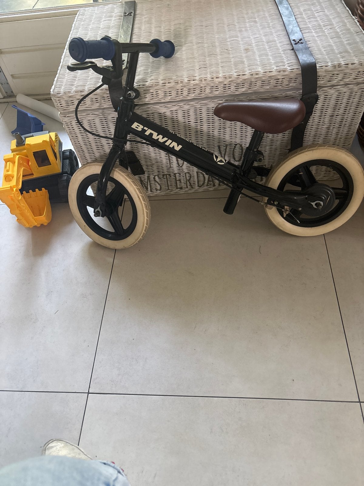 B'TWIN loopfiets voor kinderen - Zwart met witte banden, Ophalen, Gebruikt, Minder dan 16 inch