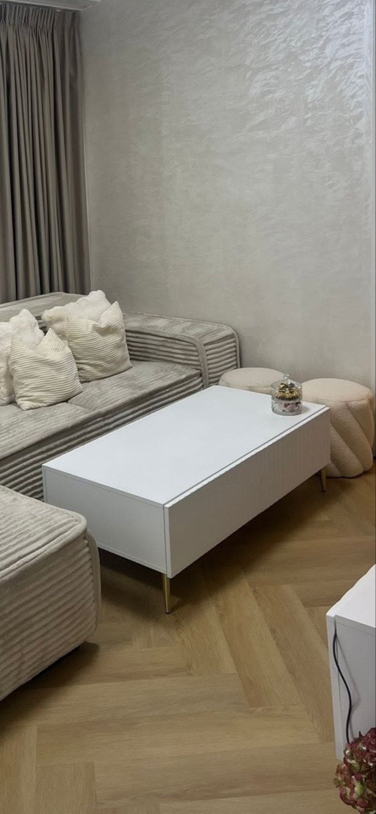 Moderne witte salontafel met gouden accenten, Ophalen, 100 tot 150 cm, 50 tot 100 cm, Zo goed als nieuw