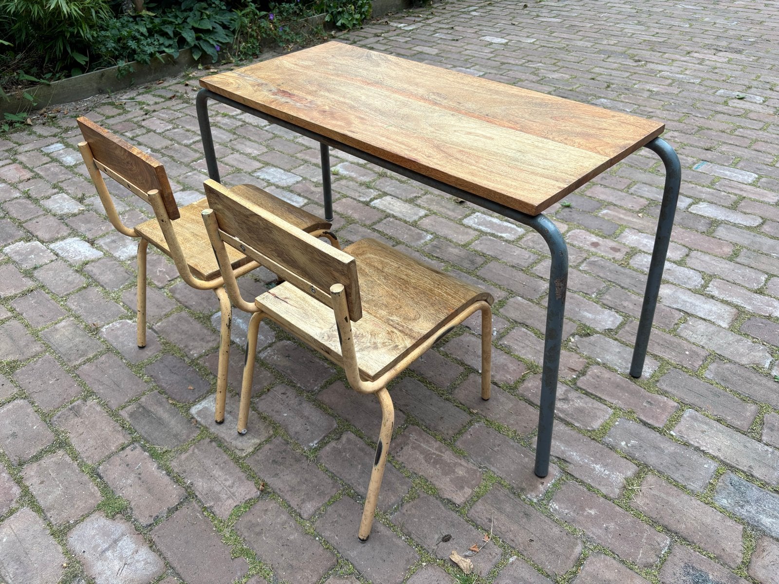 Kindertafel met 2 stoeltjes - Hout en Metaal, Ophalen, Gebruikt, Tafel(s) en Stoel(en)