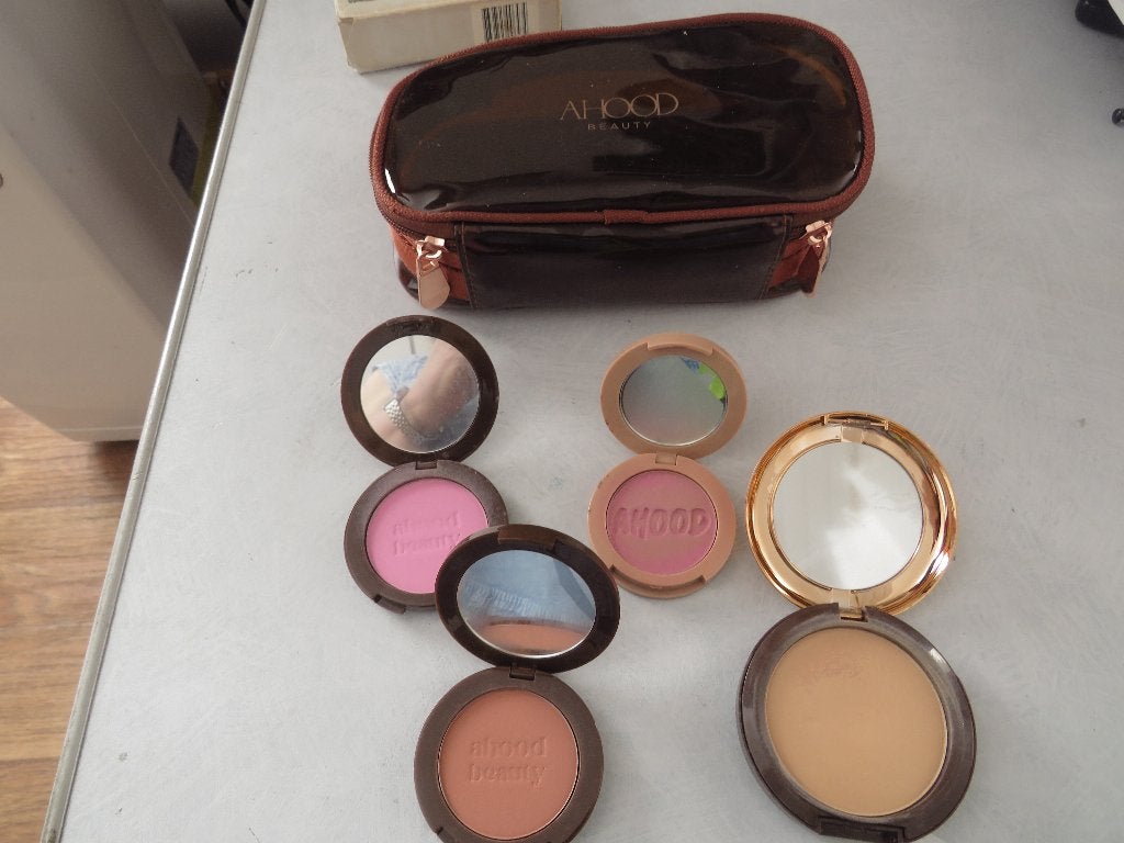 4 ahood beauty  blushes + toilettas, Gebruikt, Overige kleuren, Gehele gezicht, Ophalen of Verzenden