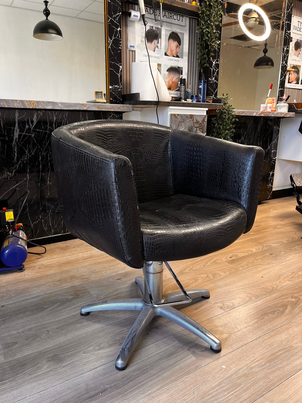 Zwarte kappersstoel met krokodillenleer-look, Ophalen, Gebruikt, Zwart, Leer