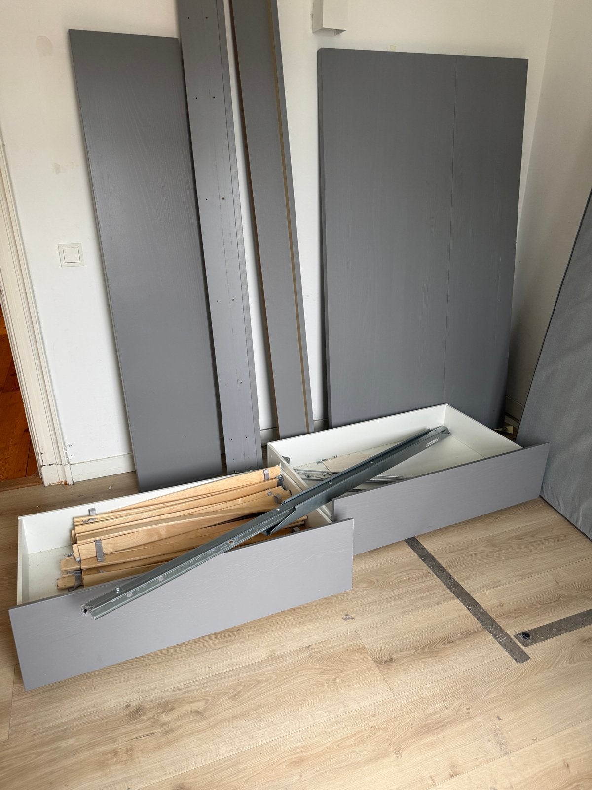 IKEA MALM Bed 160x200 grijs + 2 opberglades + lattenbodems, Ophalen, Gebruikt, Tweepersoons, 200 cm