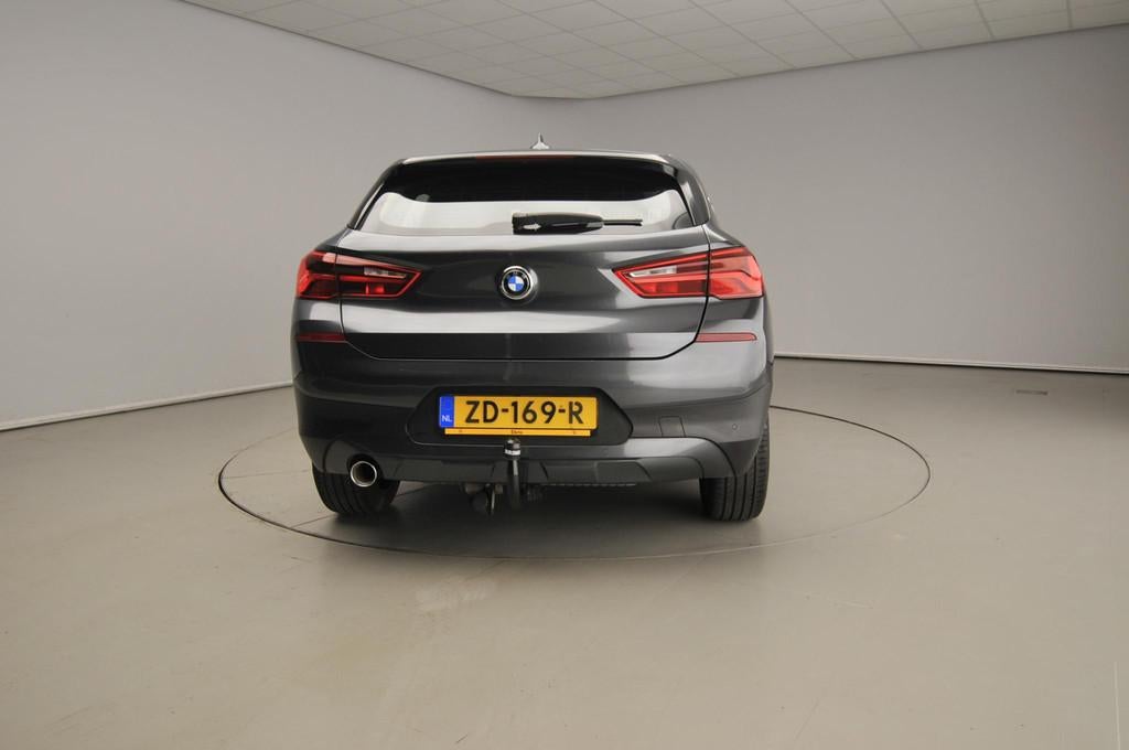 BMW X2 sDrive18i Automaat / Trekhaak / LED / PDC / Navigatie, Auto's, BMW, Gebruikt, Euro 6, Origineel Nederlands, Parkeersensor