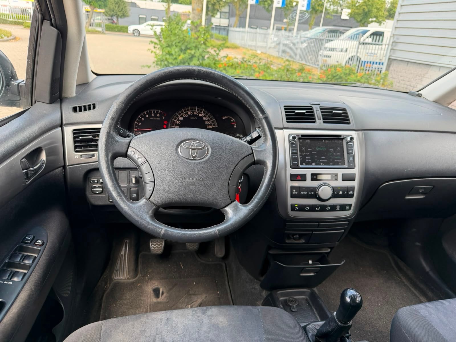 Toyota Avensis Verso 2.0i Linea Sol 7p., Voorwielaandrijving, 1998 cc, Gebruikt, 4 cilinders