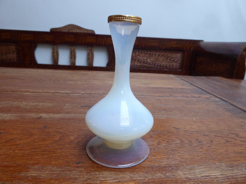 Vintage opaline vaasje met vergulde rand, 12 cm.