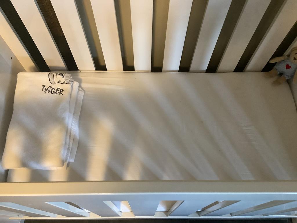 Prachtig zwaar kinder ledikantje./ matras / beddegoed ., Ophalen of Verzenden, Zo goed als nieuw, Ledikant