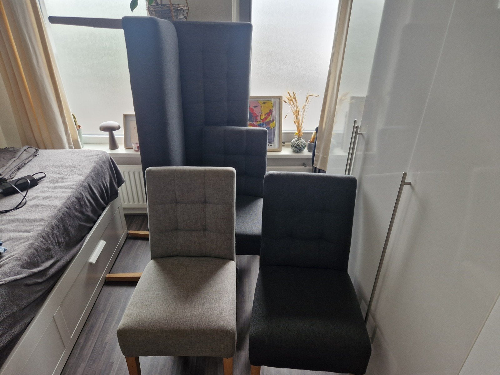 Eetkamerbank met 3 bijpassende eetkamerstoelen - WOOOD, Huis en Inrichting, Stoelen, Ophalen, Gebruikt, Grijs