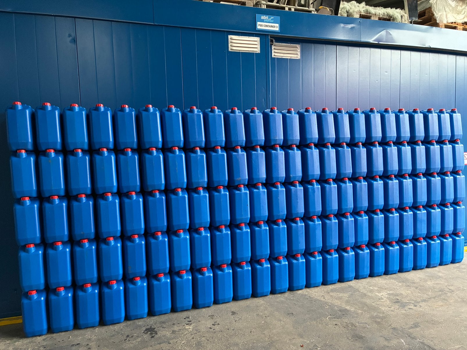 Jerrycans Vaten Tonnen 40 liter Stevig Veilig en Goedkoop, Minder dan 75 liter, Ophalen, Zo goed als nieuw, Kunststof