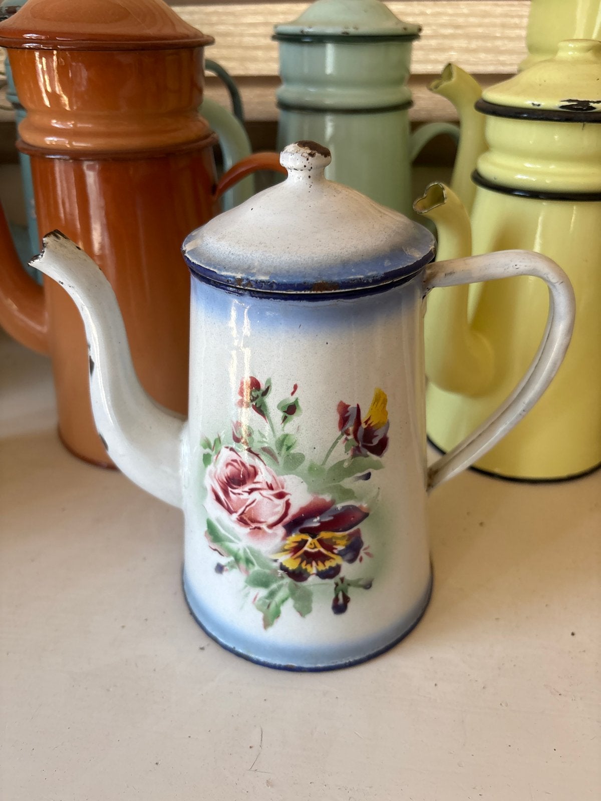 Antieke emaille koffiekan met bloemmotief, Ophalen