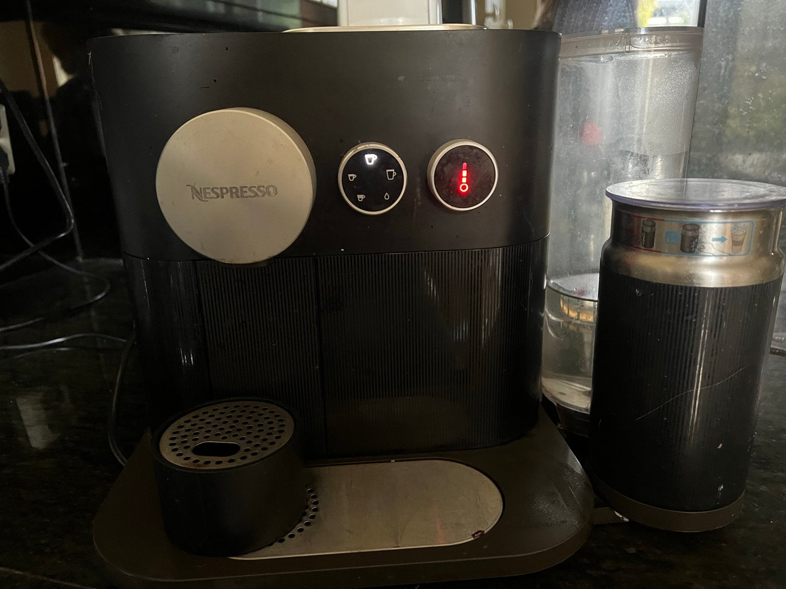 Nespresso Krups XN601 Koffiemachine met  Melkopschuimer, Gebruikt, Koffiemachine, Ophalen of Verzenden, Koffiepads en cups