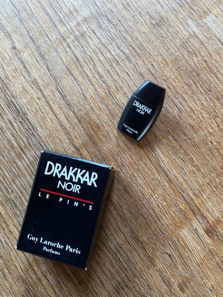 Drakkar Noir the Pin's en doos Collector ZG staat, Verzenden, Zo goed als nieuw, Merk, Speldje of Pin