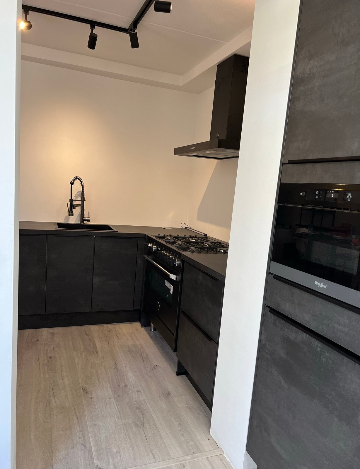 Keuken ter overname vanaf medio september, Huis en Inrichting, Keuken | Complete keukens, Ophalen, Overige materialen, Zwart, Hoekkeuken
