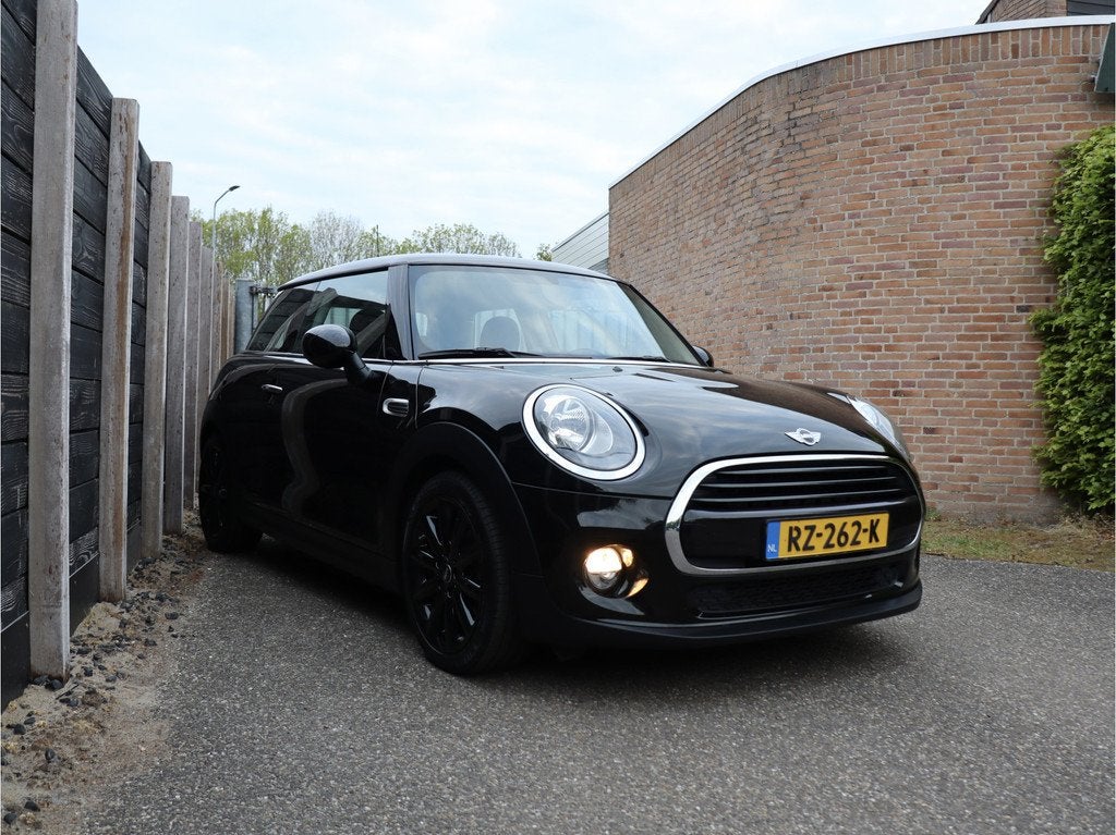 MINI Mini 1.5 Cooper Business dealer O.H. (bj 2018), Voorwielaandrijving, 4 stoelen, Origineel Nederlands, Bedrijf