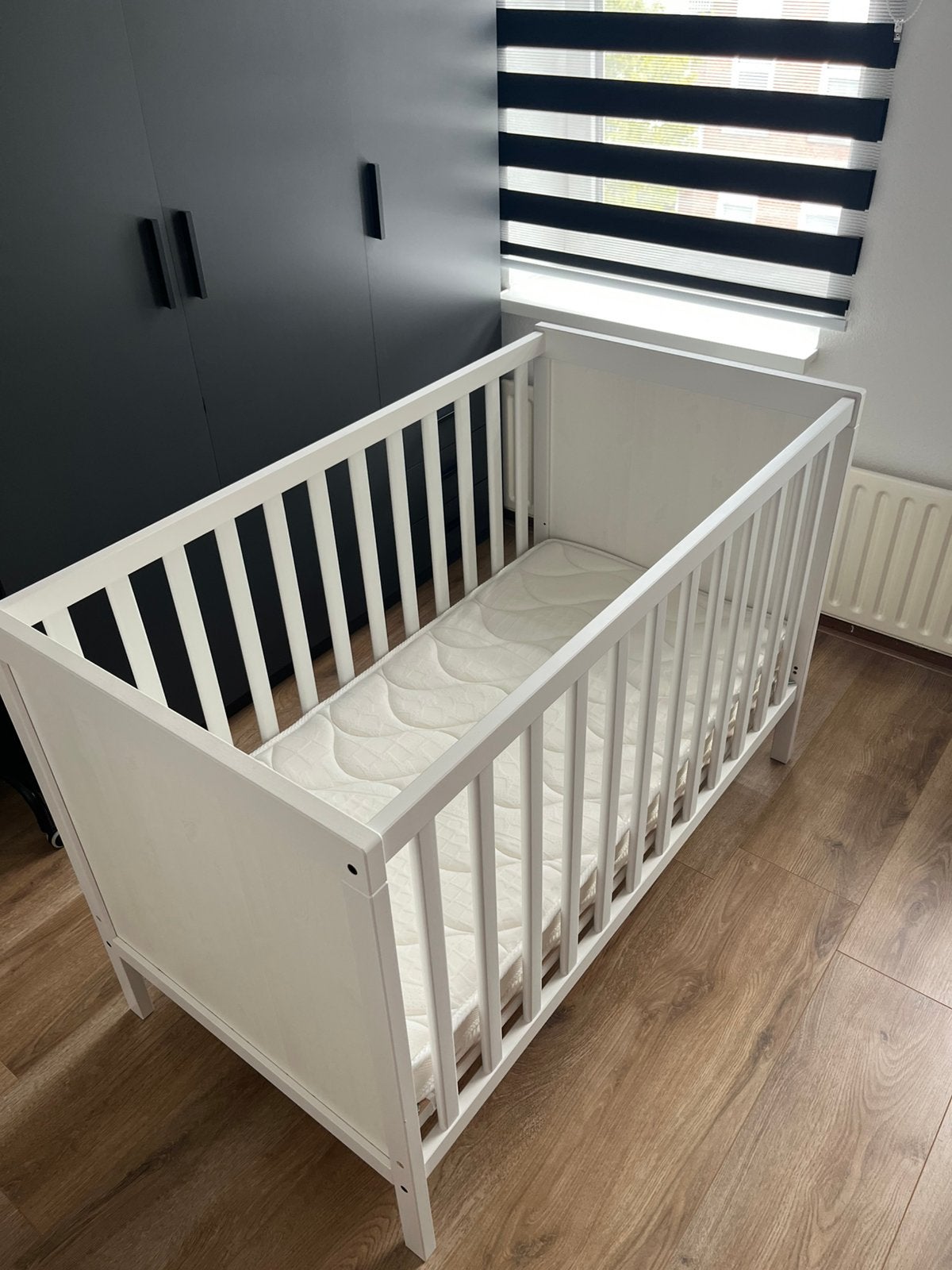 ZGAN IKEA SUNDVIK Babybed (60x120) + Luxe Matras-Ongebruikt!, Ophalen, Zo goed als nieuw, Jongetje of Meisje