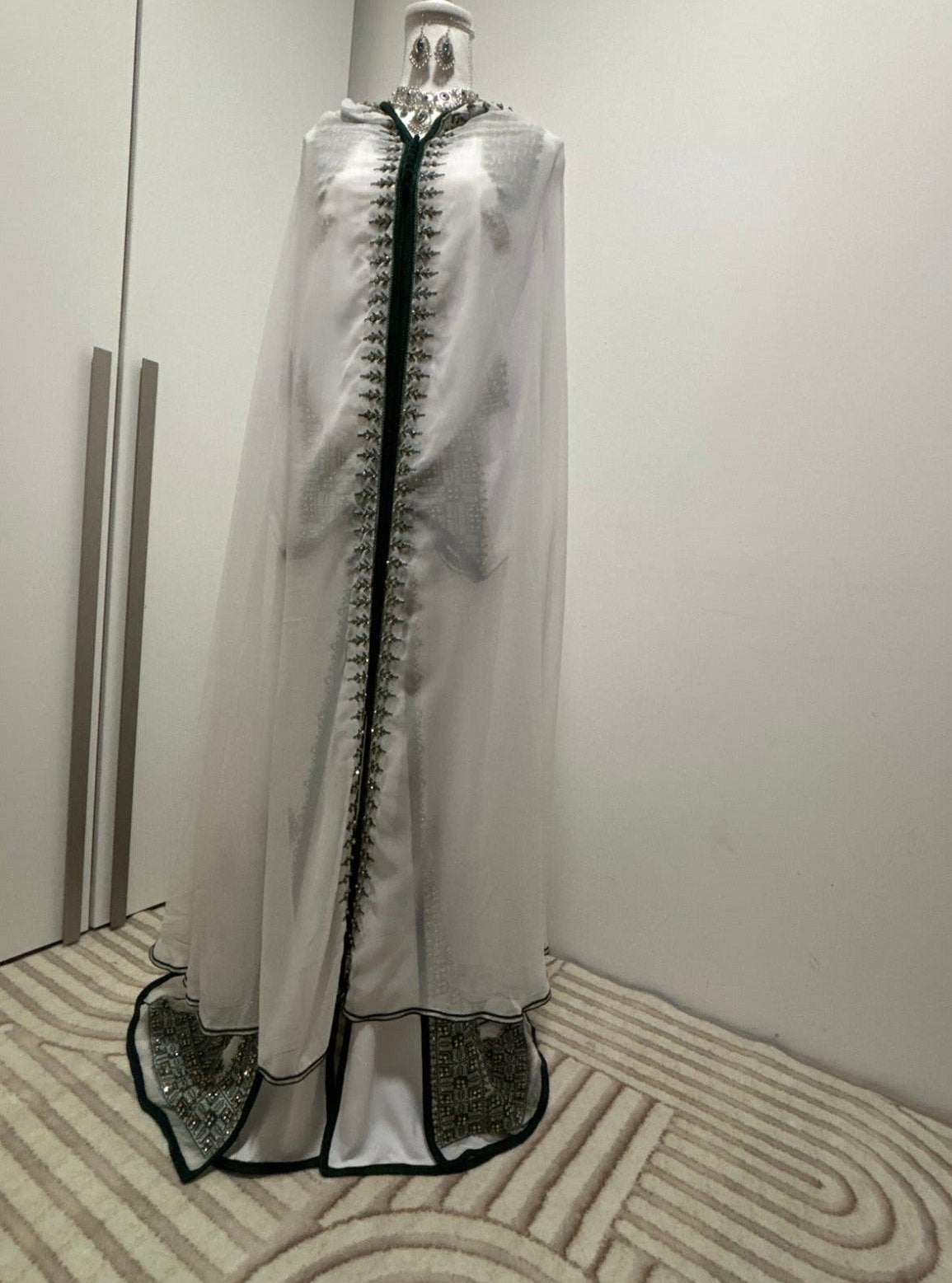 Witte Marokkaanse kaftan met Groene Borduurdetails te HUUR, Overige typen, Wit, Zo goed als nieuw, Ophalen