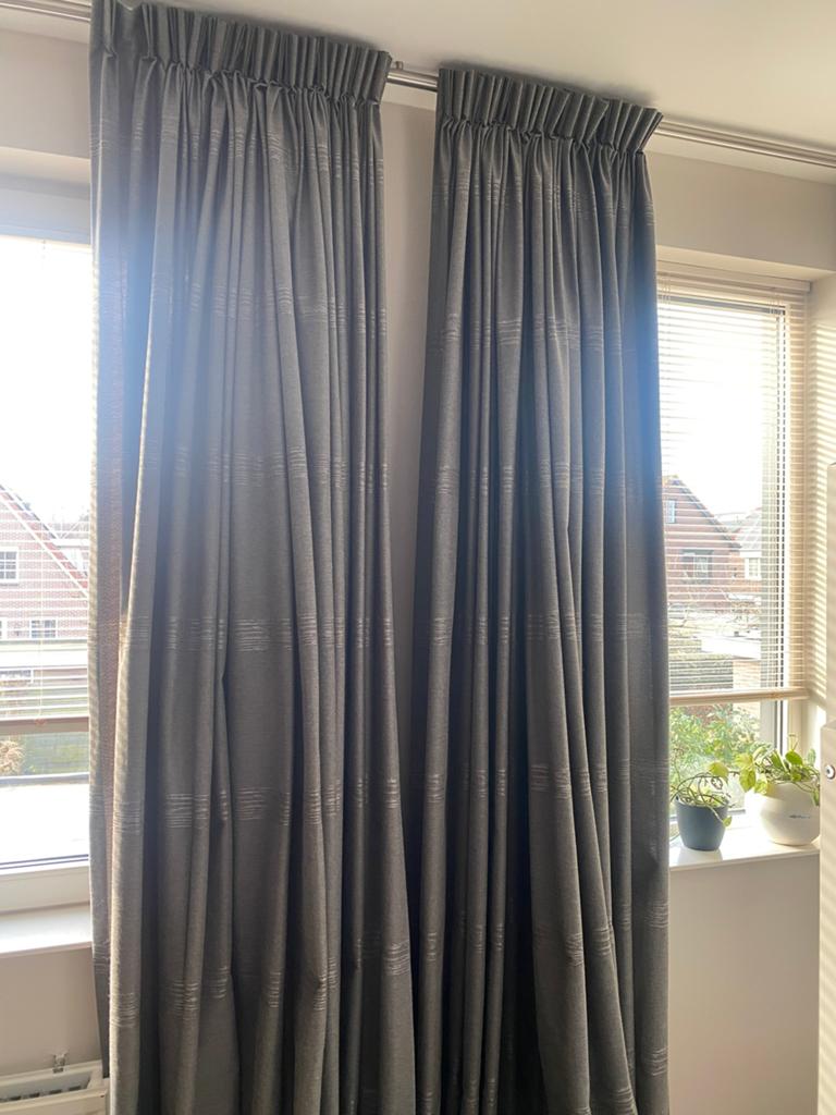 Grijze lichtdoorlatende gordijnen Hema (b 470cm x h 264 cm), Ophalen of Verzenden, Zo goed als nieuw, Grijs