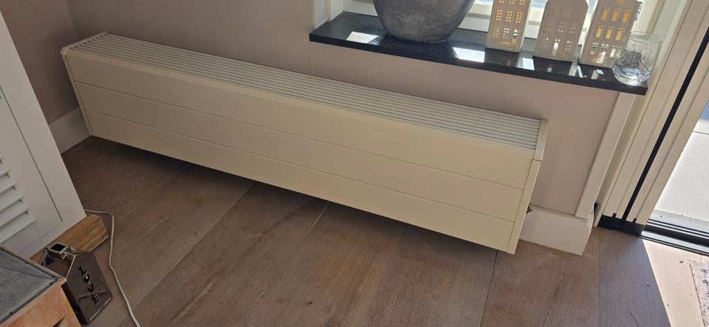 Jaga Tempo plintradiator 140 cm, 30 cm hoog, 17 cm diep, Doe-het-zelf en Verbouw, Verwarming en Radiatoren, Ophalen, 30 tot 80 cm