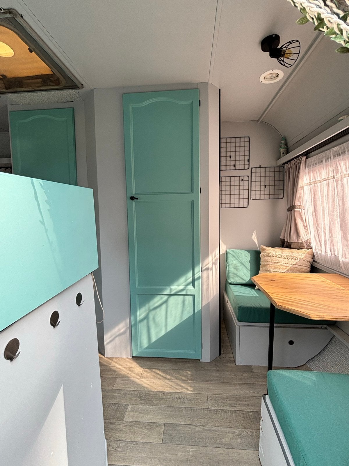 Adria 390 T caravan uit 1985, Standaardzit, Koelkast, Omvormbare zithoek, Particulier