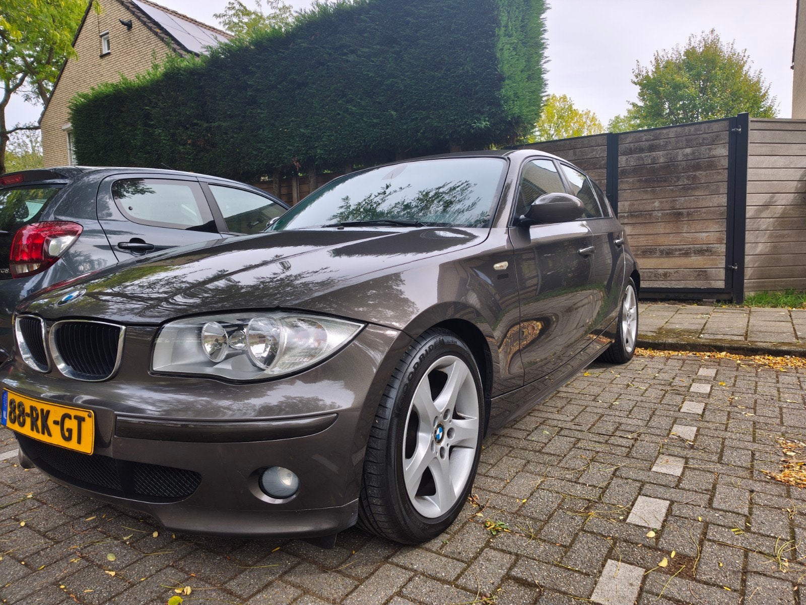 BMW 1-Serie 1.6 116I te koop vanwege auto van de zaak, 1596 cc, Zwart, 4 cilinders, Bruin