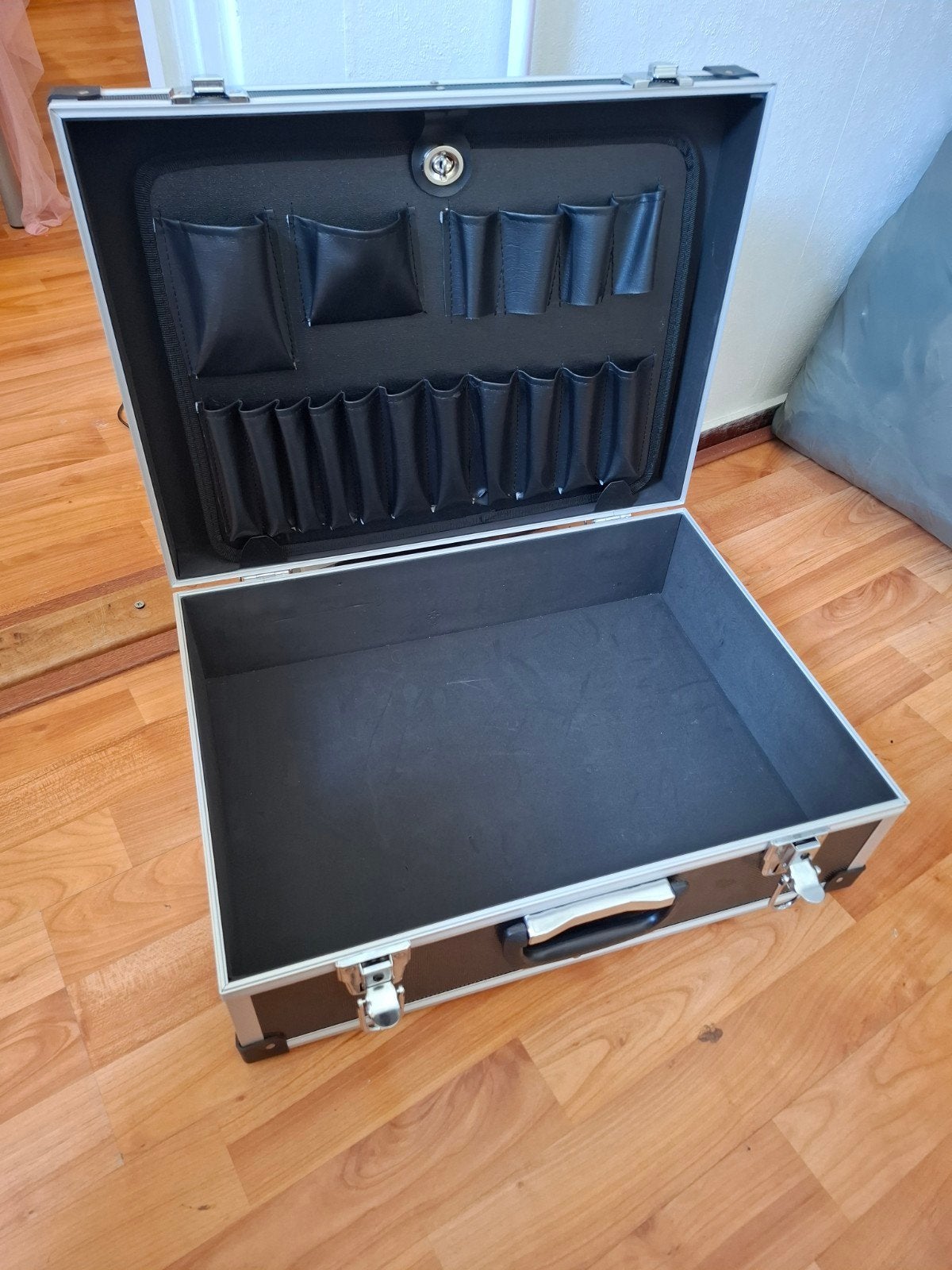 TE KOOP : ZWARTE/ZILVER KAPPERSKOFFER, Ophalen, Gebruikt, Zwart, Hardcase