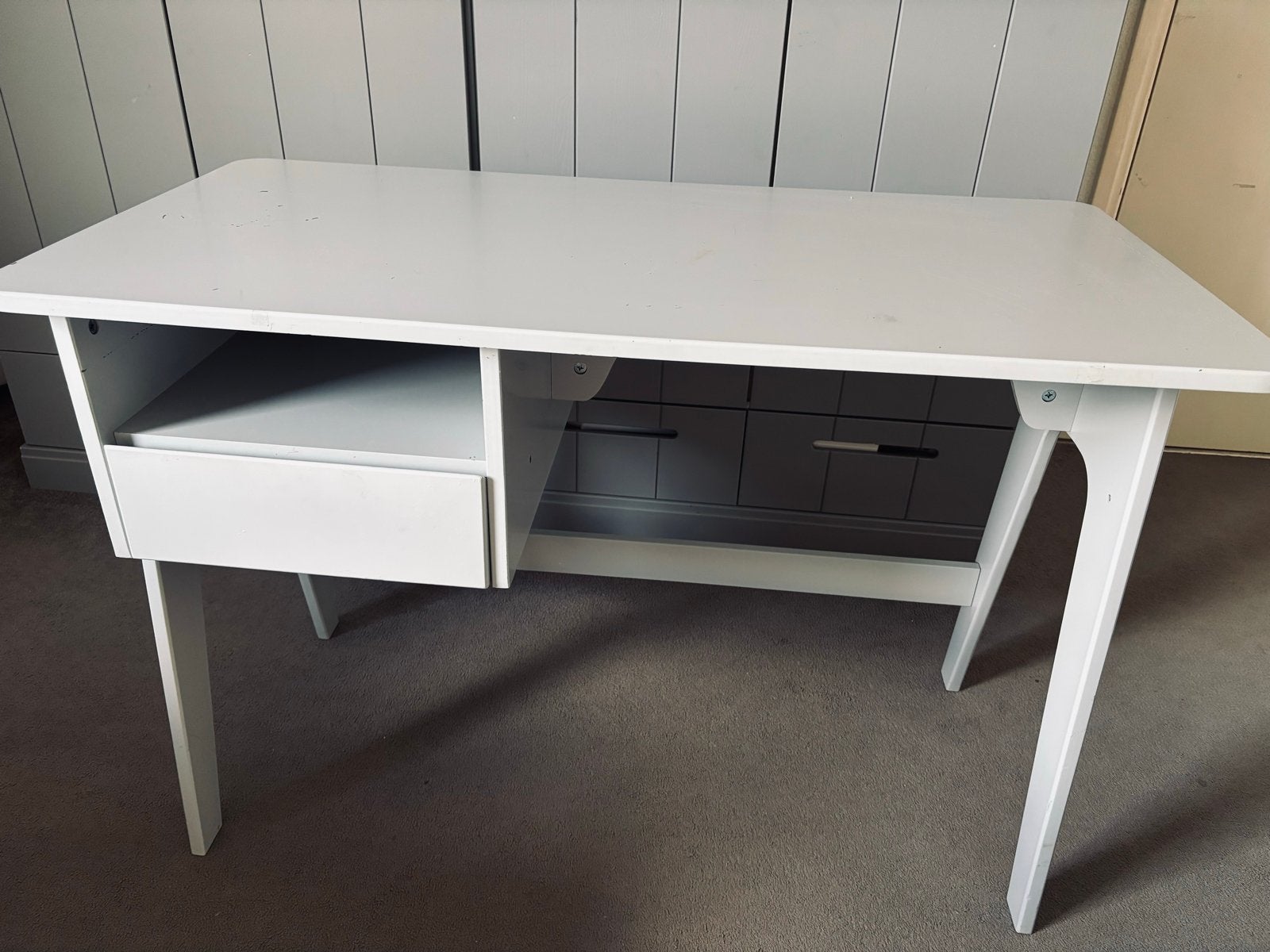 Lichtgrijs bureau met lade en opbergvak, Ophalen, Gebruikt, 110 cm, Met lades