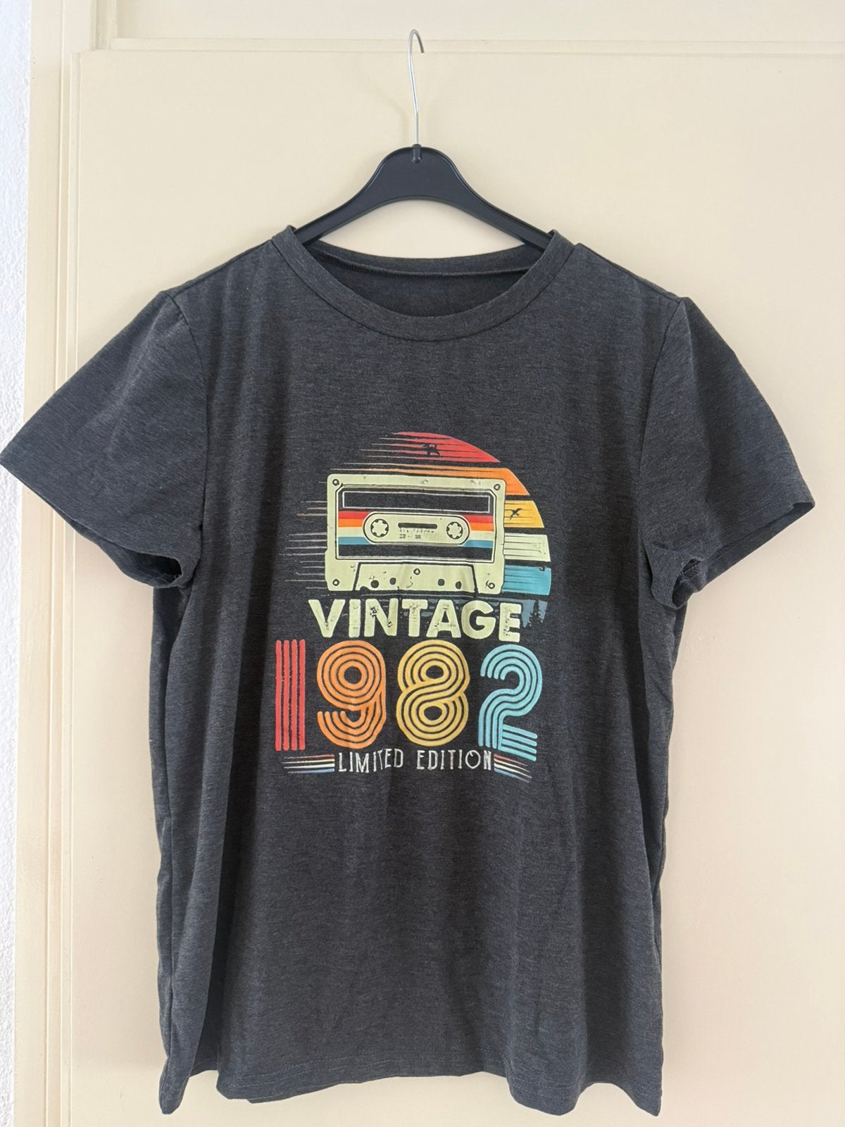 Vintage T-shirt maat S – Retro cassette design, Kleding | Dames, Ophalen of Verzenden, Grijs, Korte mouw