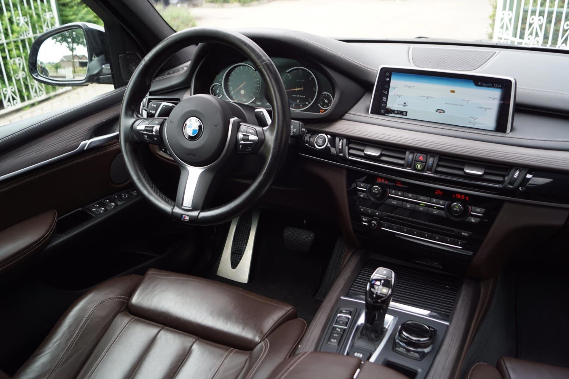 BMW X5 M50D X Drive Autom Panodak Soft Close Head Up Navi 36, Auto's, BMW, Automaat, 15 km/l, 2993 cc, Lichtsensor