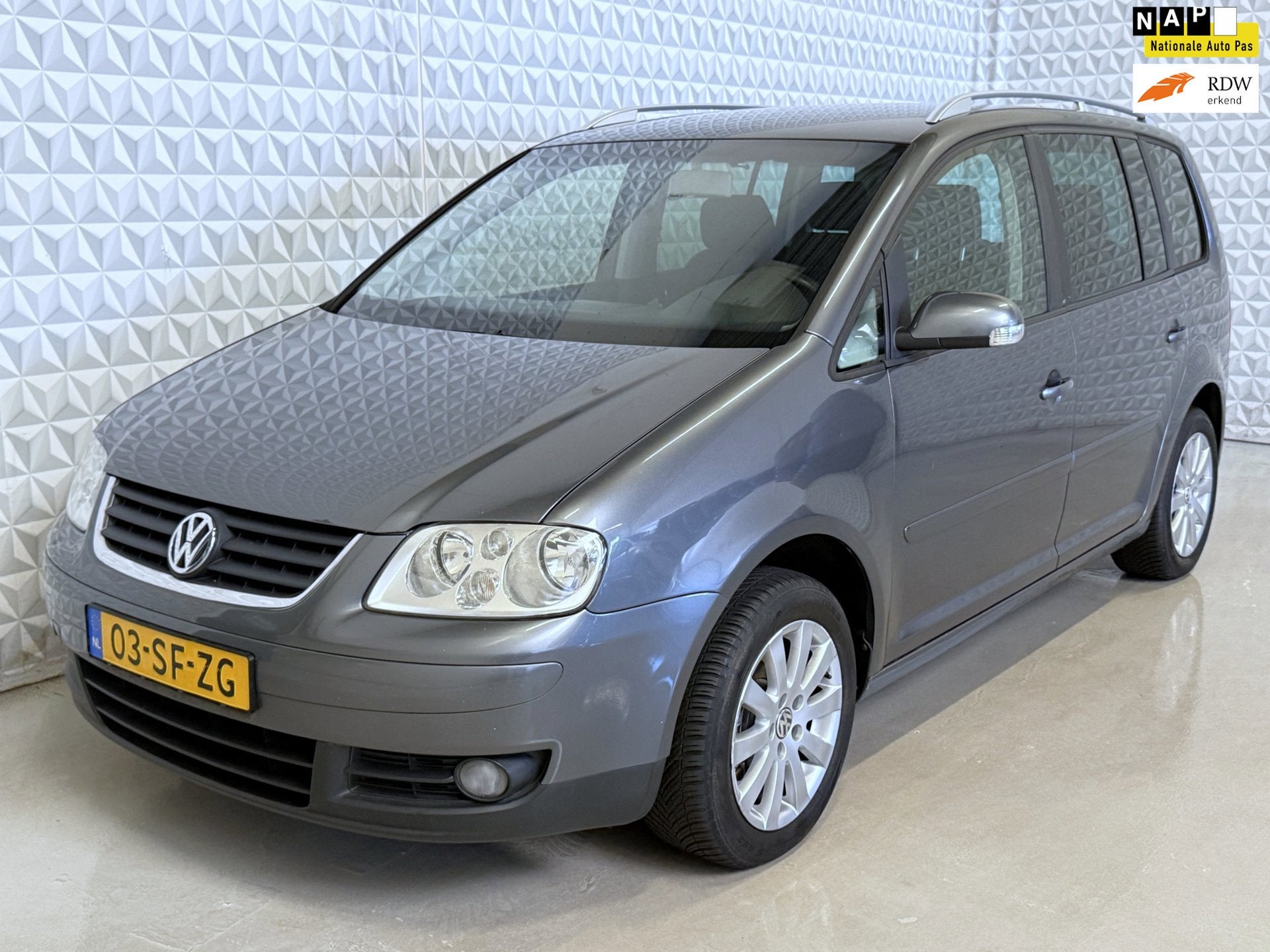 Volkswagen Touran 2.0-16V FSI Airco AUTOMAAT 234.000km(2006), Gebruikt, Bedrijf, Euro 4, 84 €/maand