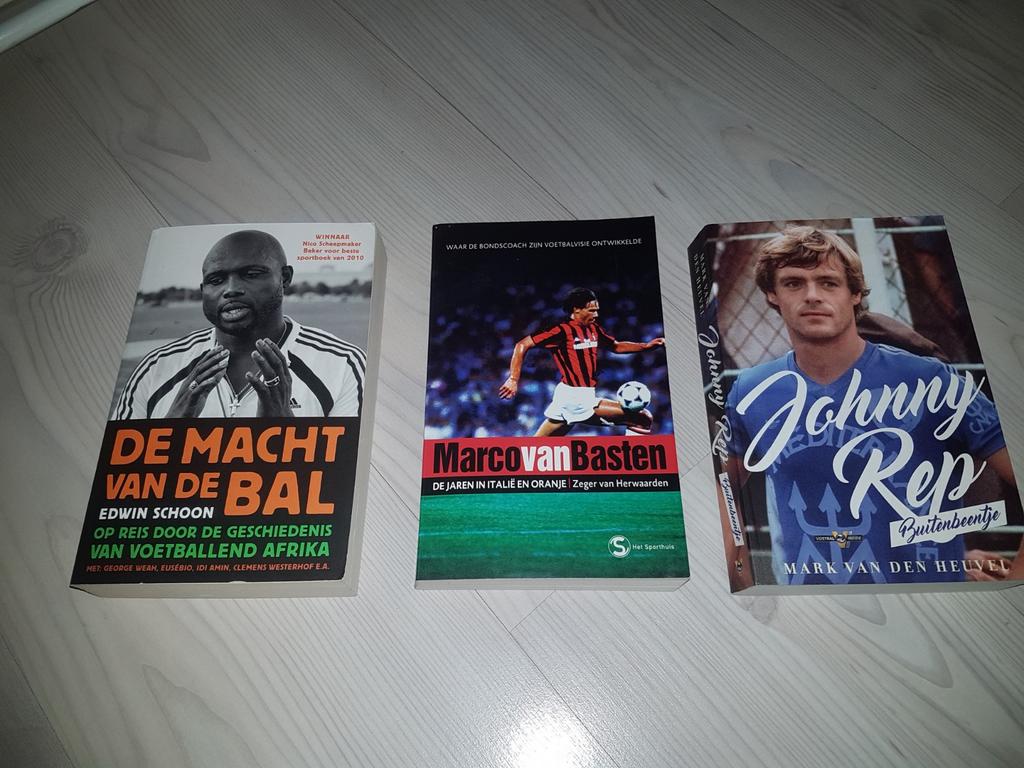 Voetbal sportboeken 3 euro per stuk, Ophalen of Verzenden, Zo goed als nieuw