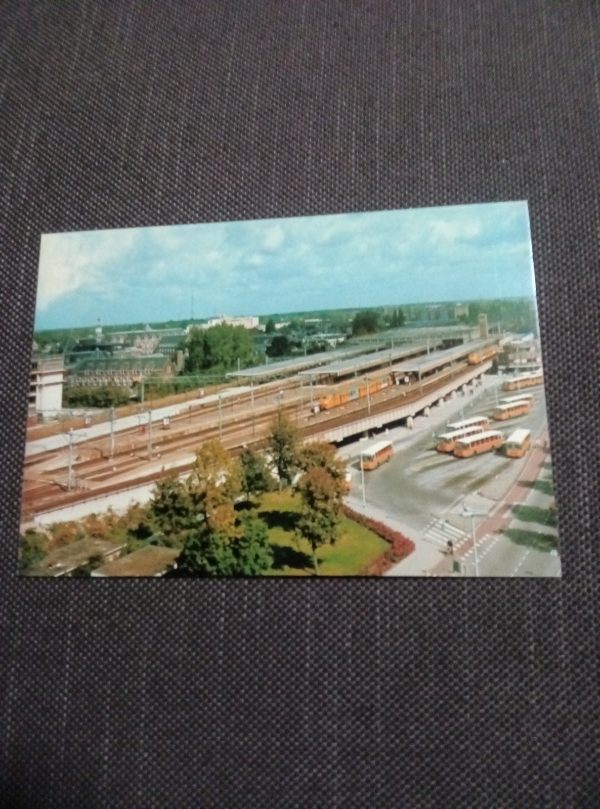 Oude ansichtkaart Leiden Station met nieuw Academisch Zieken, Ophalen of Verzenden