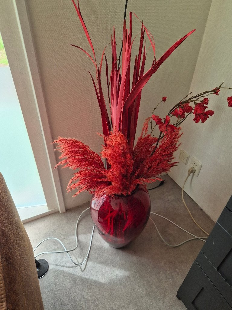 Grote rode glazen vaas met decoratieve takken, Ophalen, Gebruikt