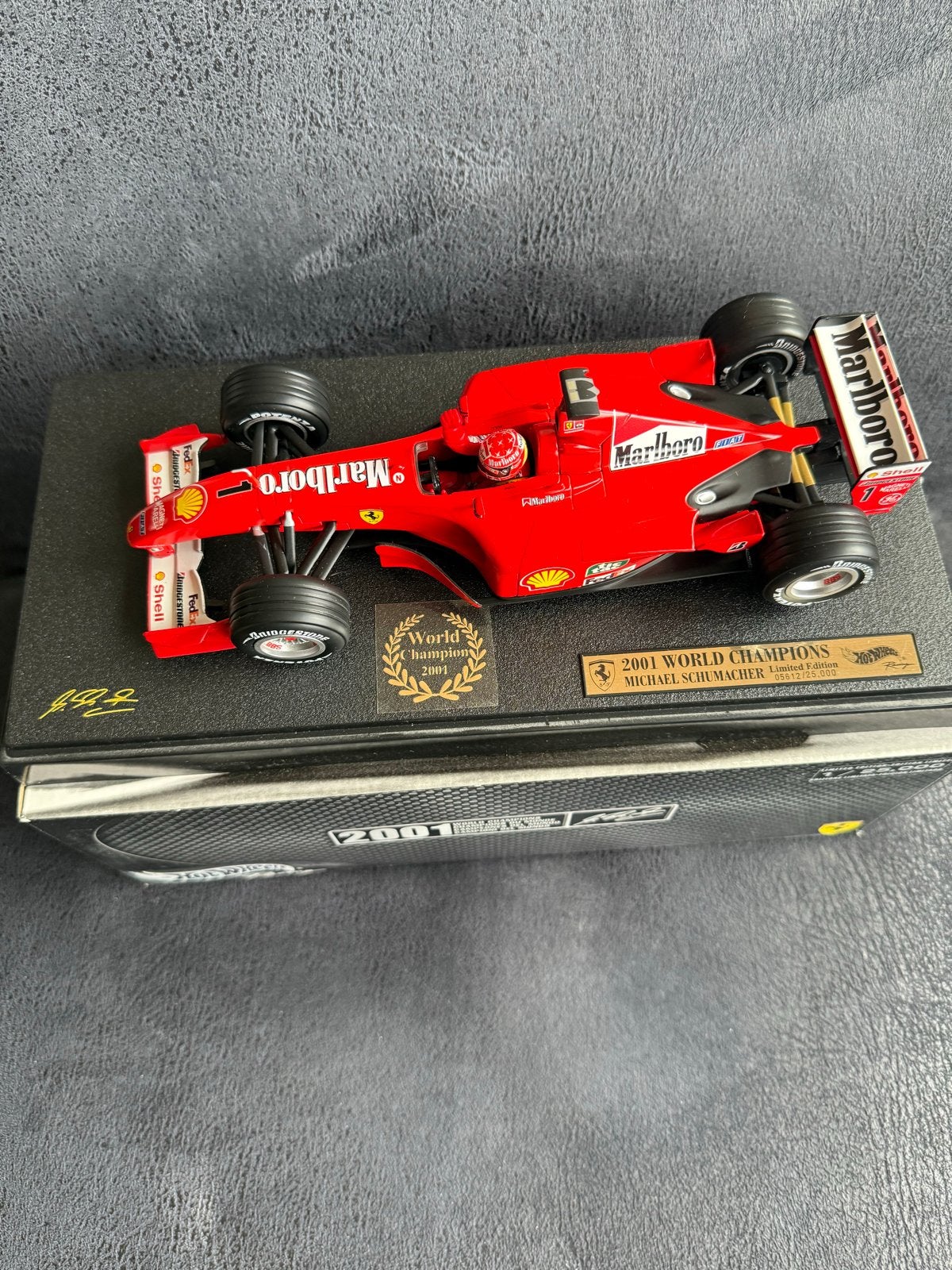 Michael Schumacher Ferrari F1 2001 Wereldkampioen 1:18, Hobby en Vrije tijd, Ophalen of Verzenden, Zo goed als nieuw, Auto, Hot Wheels