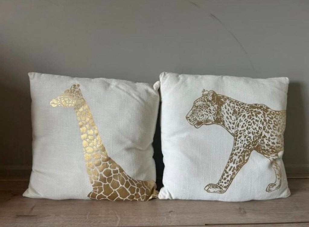 2 sierkussens met panter en giraf opdruk, Huis en Inrichting, Woonaccessoires | Kussens, Ophalen of Verzenden, Gebruikt, Vierkant